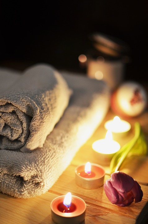 Bougies et fleur dans une salle de soins